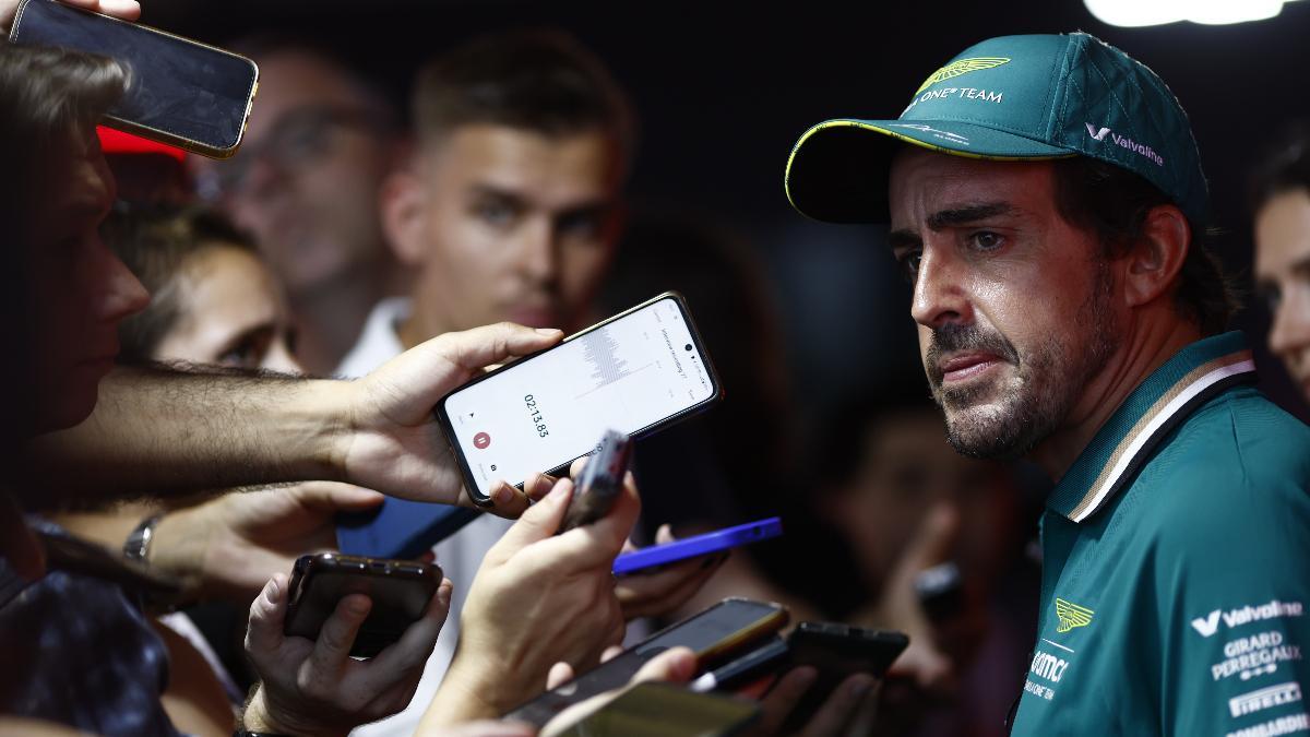 Fernando Alonso atiende a los medios en el paddock de Monza