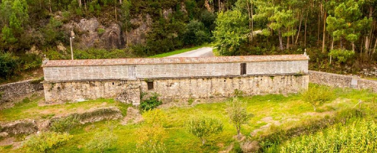 El hórreo do araño es el más largo de Galicia.