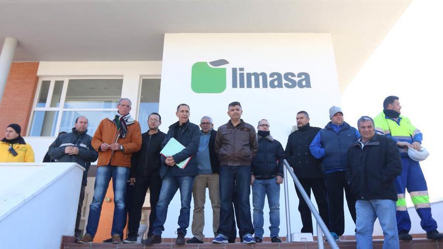 Miembros del comité de empresa delante de las oficinas de Limasa.