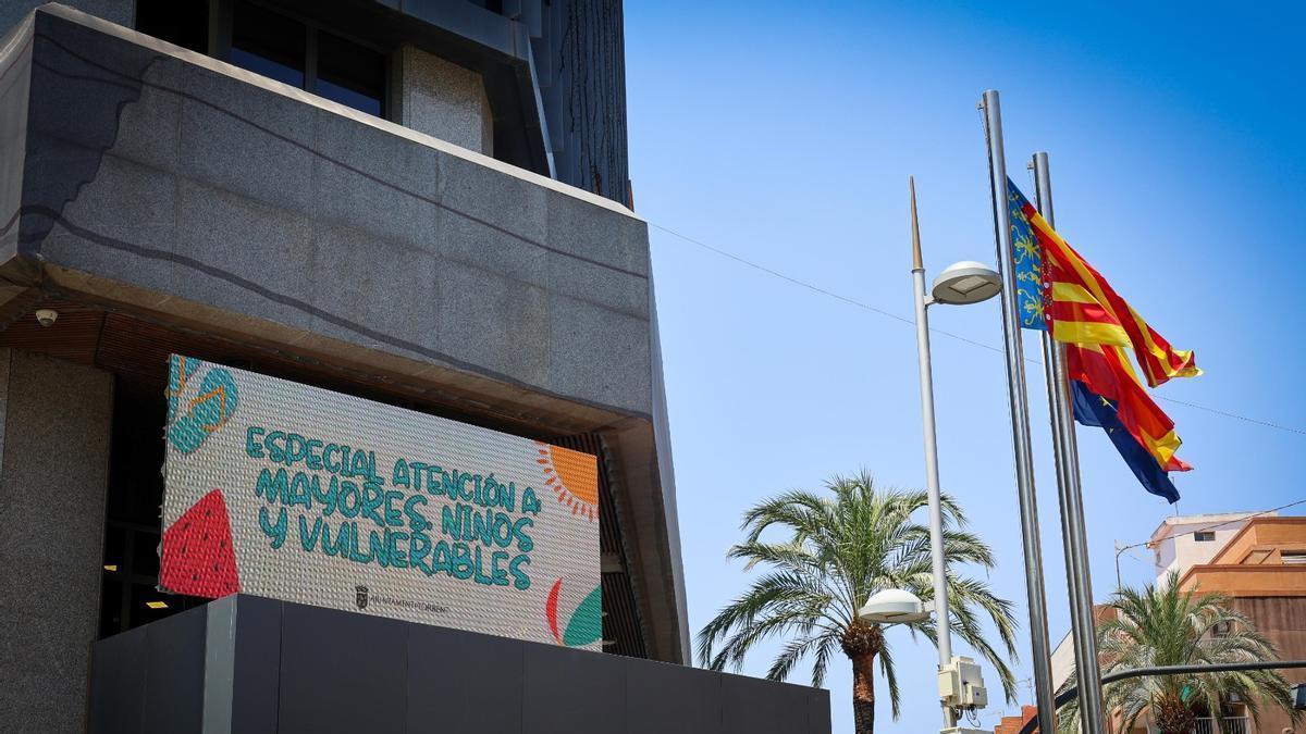 La pantalla municipal advierte de la ola de calor.