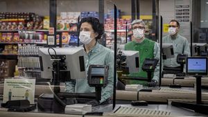 Cajeros protegidos por mamparas en un supermercado Mercadona de València, el 24 de marzo.