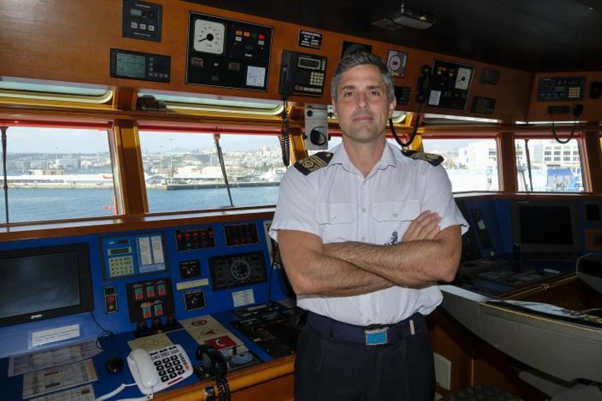 El capitán Jaime Sánchez en el puesto de mando. | | ANDRÉS CRUZ