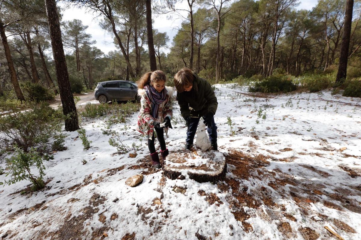 Pablo y Celeste jugando con el granizo en la Talaia