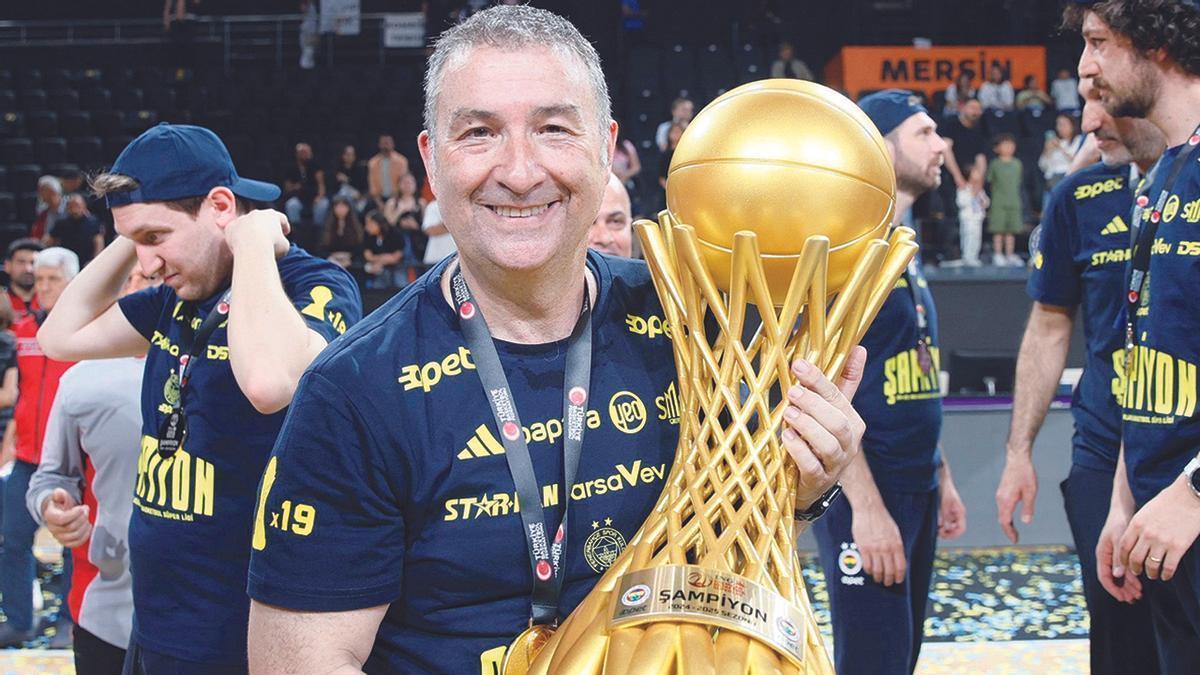 Miguel Méndez, con el trofeo de la Liga turca.