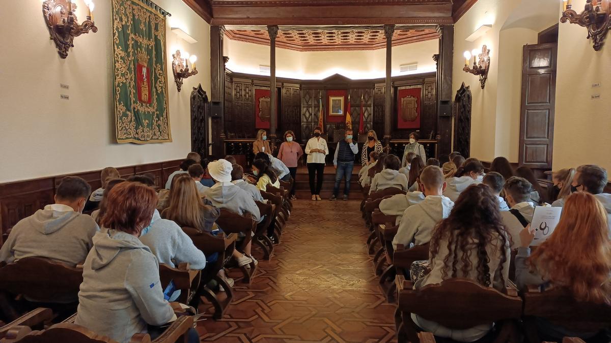 La alcaldesa de Segorbe, Carmen Climent, y ediles dieron la bienvenida a los alumnos húngaros.