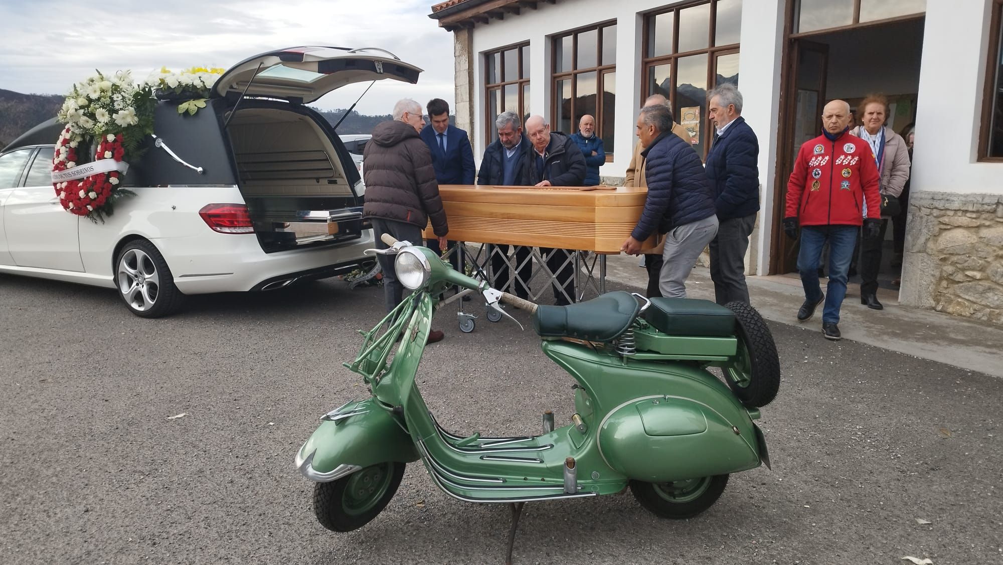 Posada despide a la "maestra motera": así fue el emocionado adiós a María Teresa Llaca