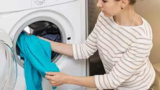 El truco de la toalla para sacar la ropa limpia y seca de la lavadora