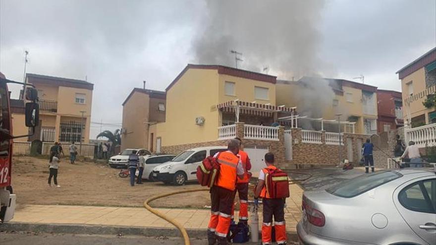 Un incendio arrasa el sótano de una casa en el Cerro de Reyes