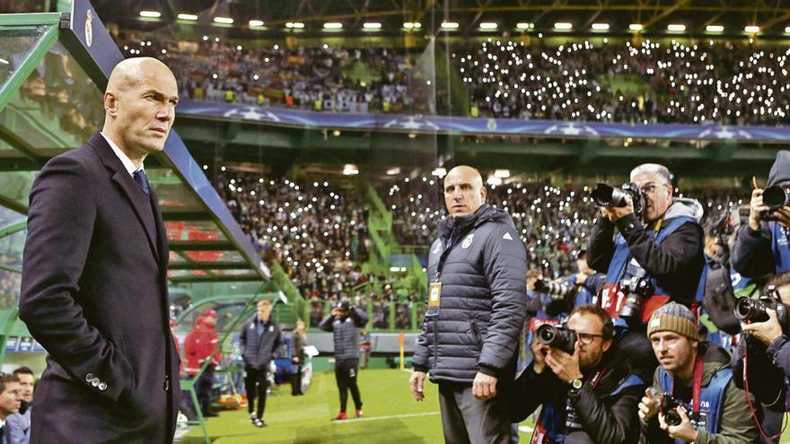 Zinedine Zidane, rodeado de fotógrafos, antes del choque ante el Sporting de Portugal.