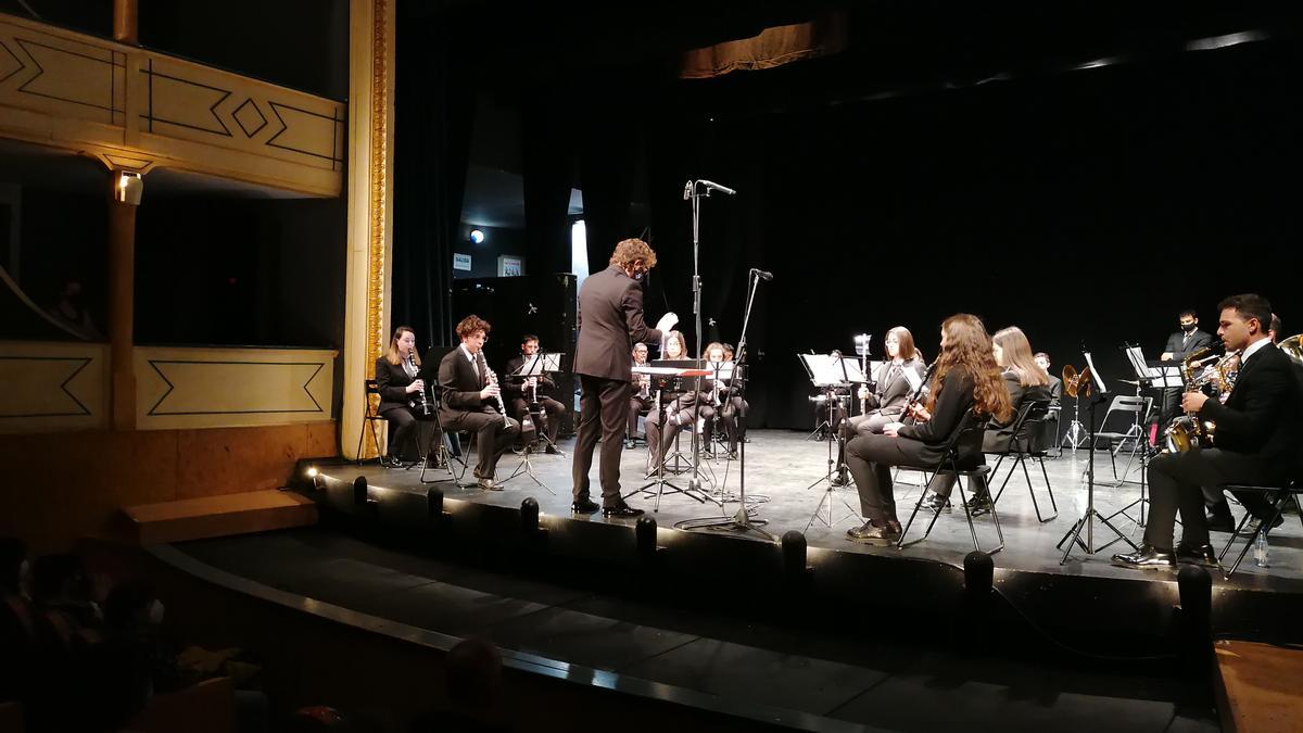 Los músicos de la Banda La Lira, en un concierto ofrecido en el Teatro Latorre