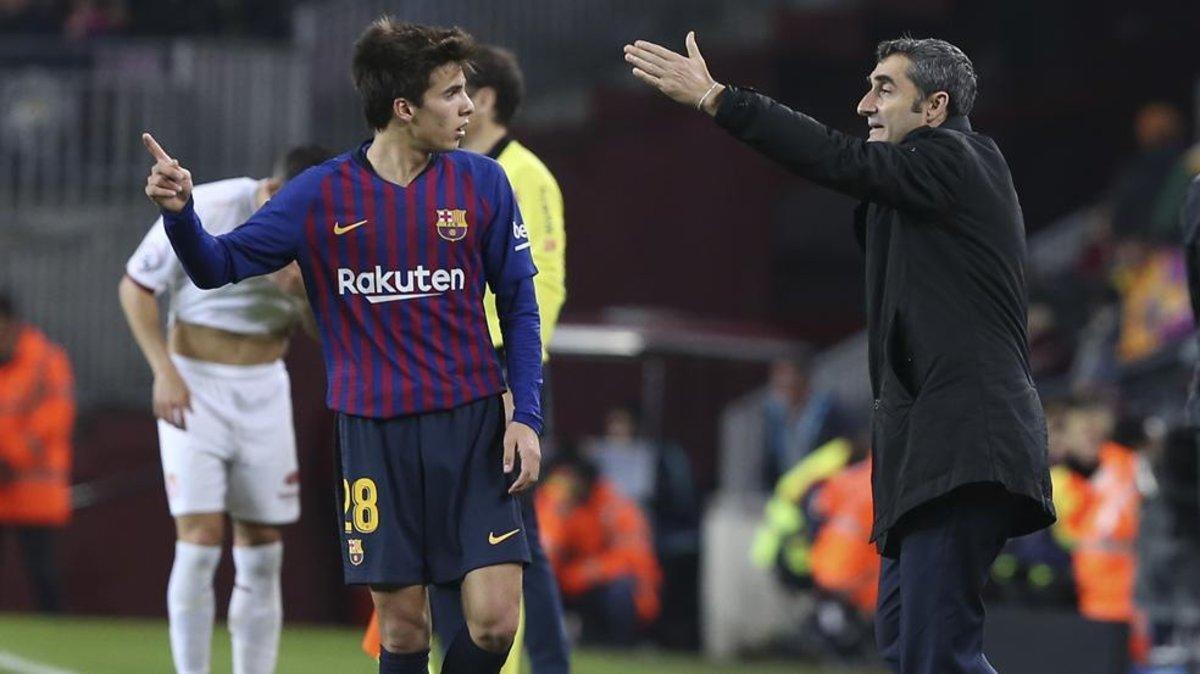 Valverde mide los tiempos y le señala el camino del triunfo a Riqui Puig