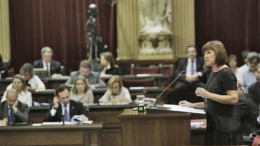 Francina Armengol, durante el debate de ayer en el Parlament.