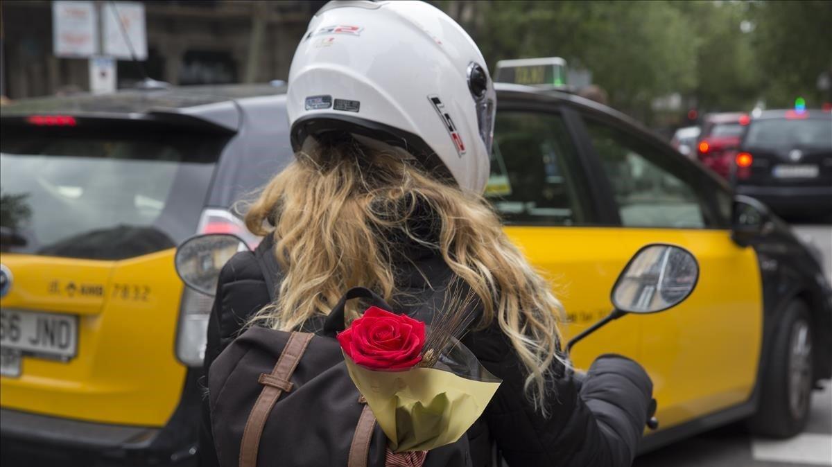 Una joven motorista portando su rosa en la mochila.