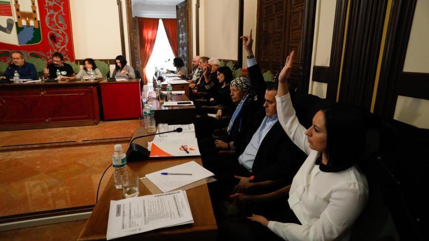 Cruz Lucas en un pleno del Ayuntamiento de Zamora, con Laura Rivera de fondo.