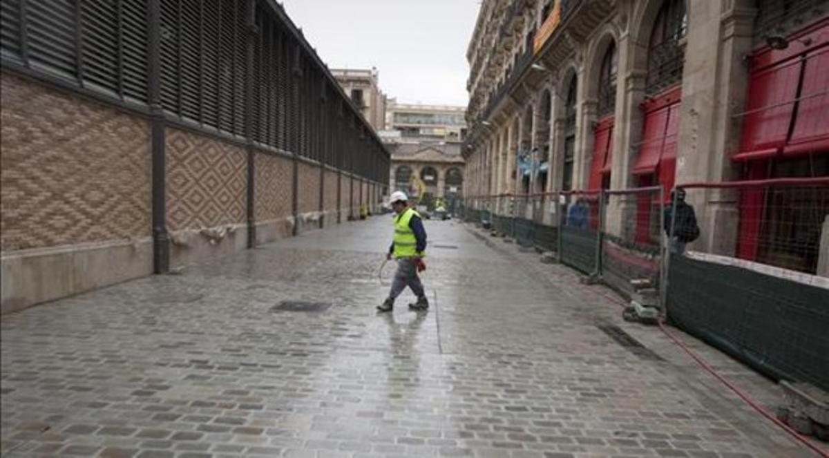 El carrer Comercial, al costat est del Born, amb la urbanització ja acabada. El carrer Comercial, al costat est del Born, amb la urbanització ja acabada.