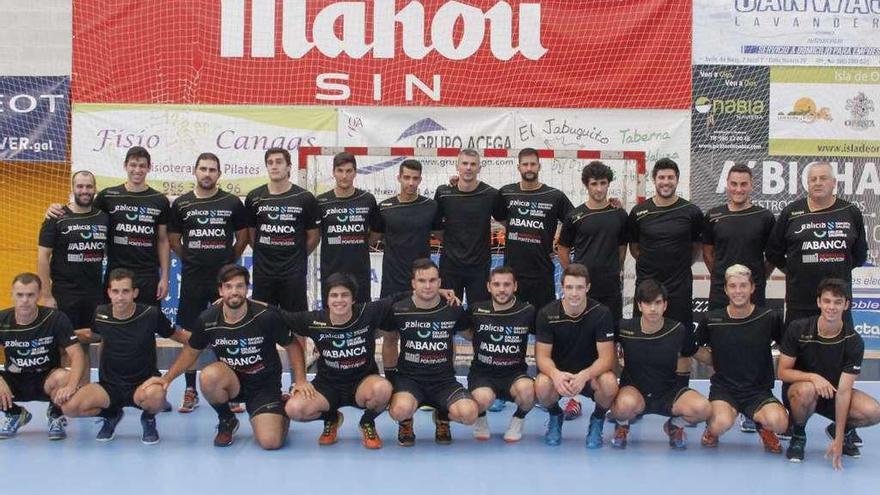 Toda la plantilla del Cangas posa ayer antes de iniciar el primer entrenamiento. // Santos Álvarez