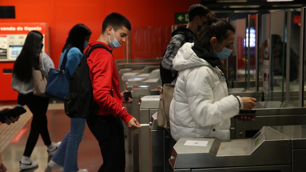 Usuarios del metro, en la parada de Arc de Triomf