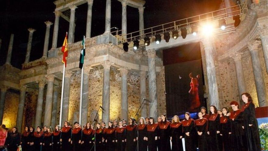 El coro de la UEx y el Ziryab de Córdoba se unen en el concierto inaugural de los Cursos Internacionales de Verano/Otoño