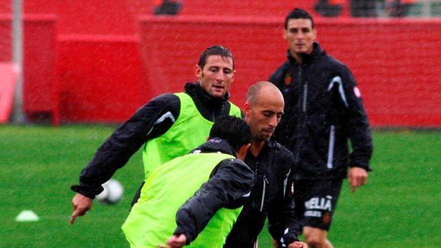 Aduriz, al fondo, había formado con los titulares en el partidillo de esta semana.