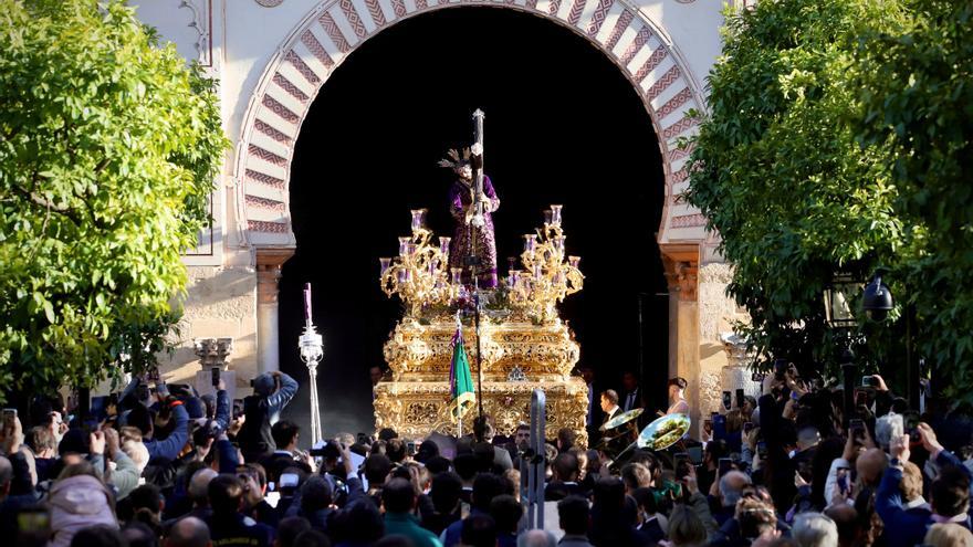 La procesión del Calvario culmina la celebración de 300 años de devoción