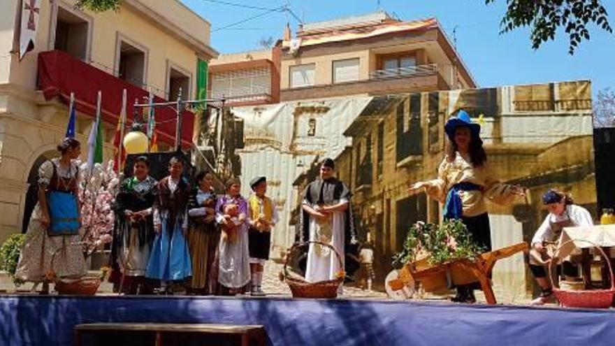 Las Fiestas Patronales de San Vicente del Raspeig se cerraron ayer con la representación de Los Milagros de San Vicente -izquierda- y el Baile del Farol -derecha-.