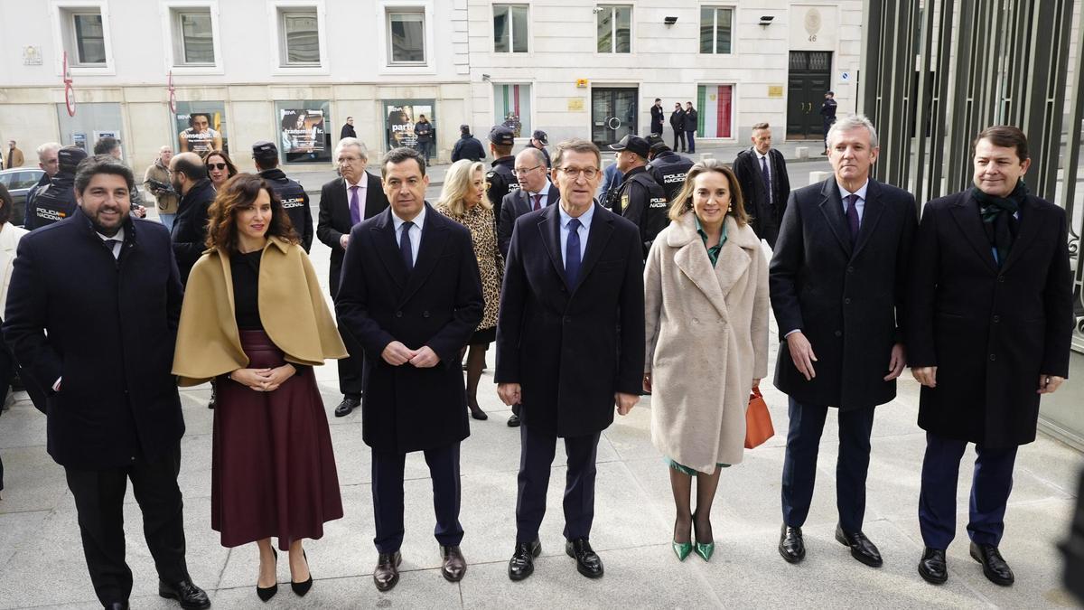 El líder del PP, Alberto Núñez Feijóo, con sus presidentes autonómicos en el Día de la Constitución.