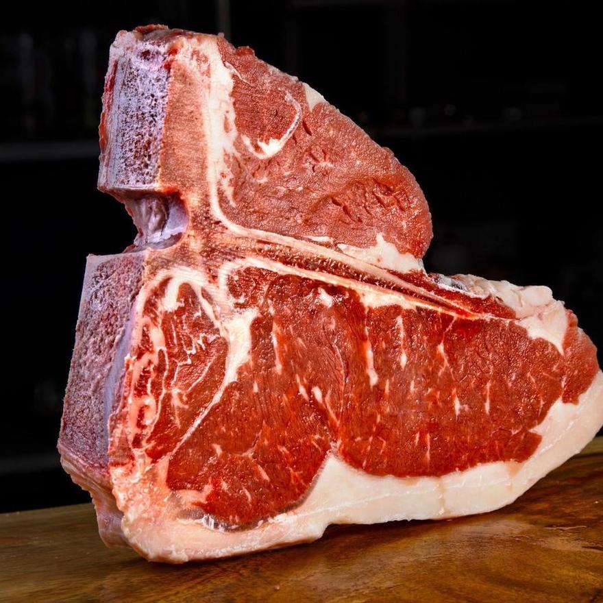 T-Bone, una de las piezas más sabrosas disponible en Carnes Joaquín.