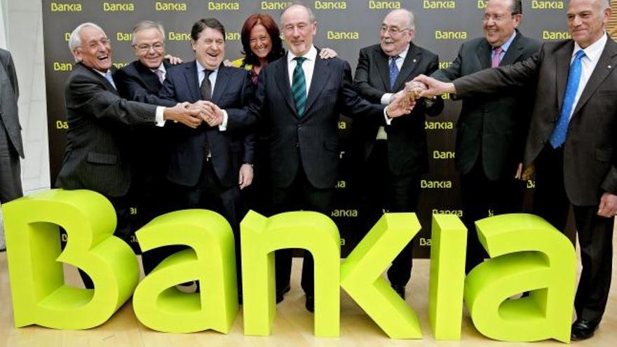 El presidente del Banco Financiero y de Ahorros, Rodrigo Rato, posa junto a los presidentes de las seis entidades, entre ellos Olivas, que junto a Caja Madrid, conforman el grupo Bankia