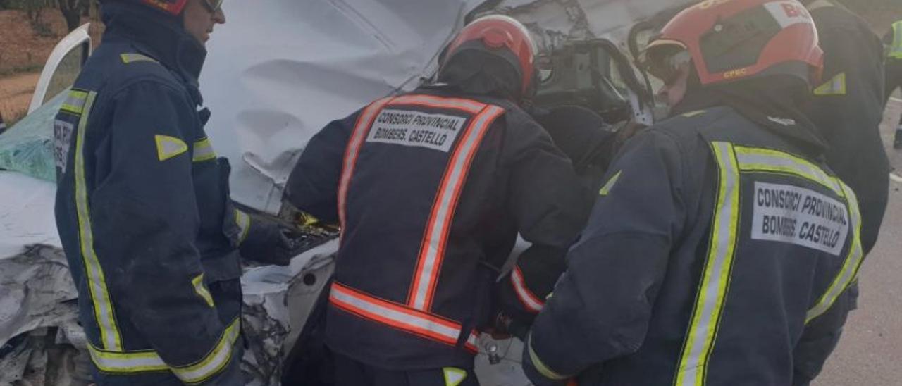 Bomberos actúan en el accidente mortal registrado este martes en la CV-10 en les Coves.