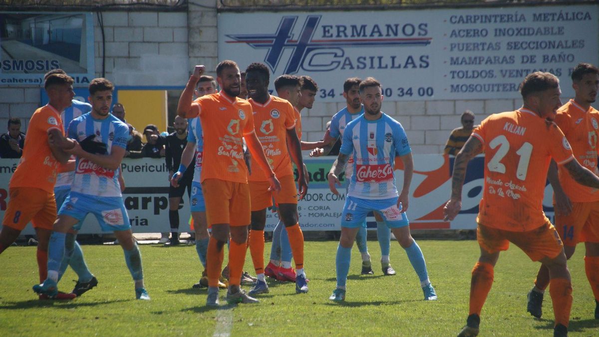 Jugadores esperando el saque de una falta, este domingo en La Isla.