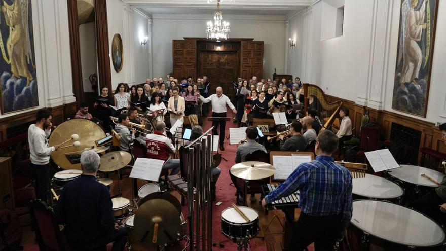 Un momento del ensayo de ayer en la capilla de la Universidad, con dirección de Joaquín Valdeón.