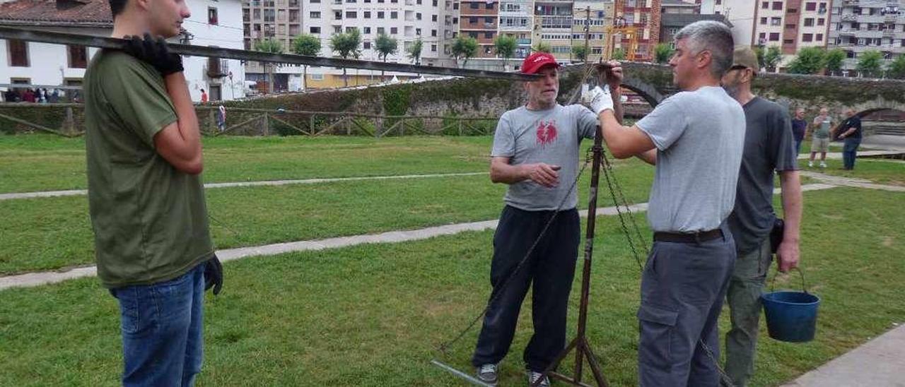 Varios voluntarios terminan de colocar una de las máquinas del Prao del Molín.