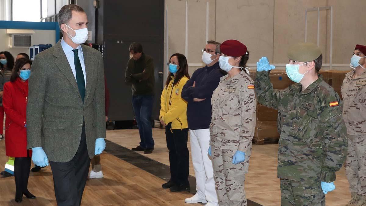 El rey, con mascarilla y guantes, visita el hospital de Ifema