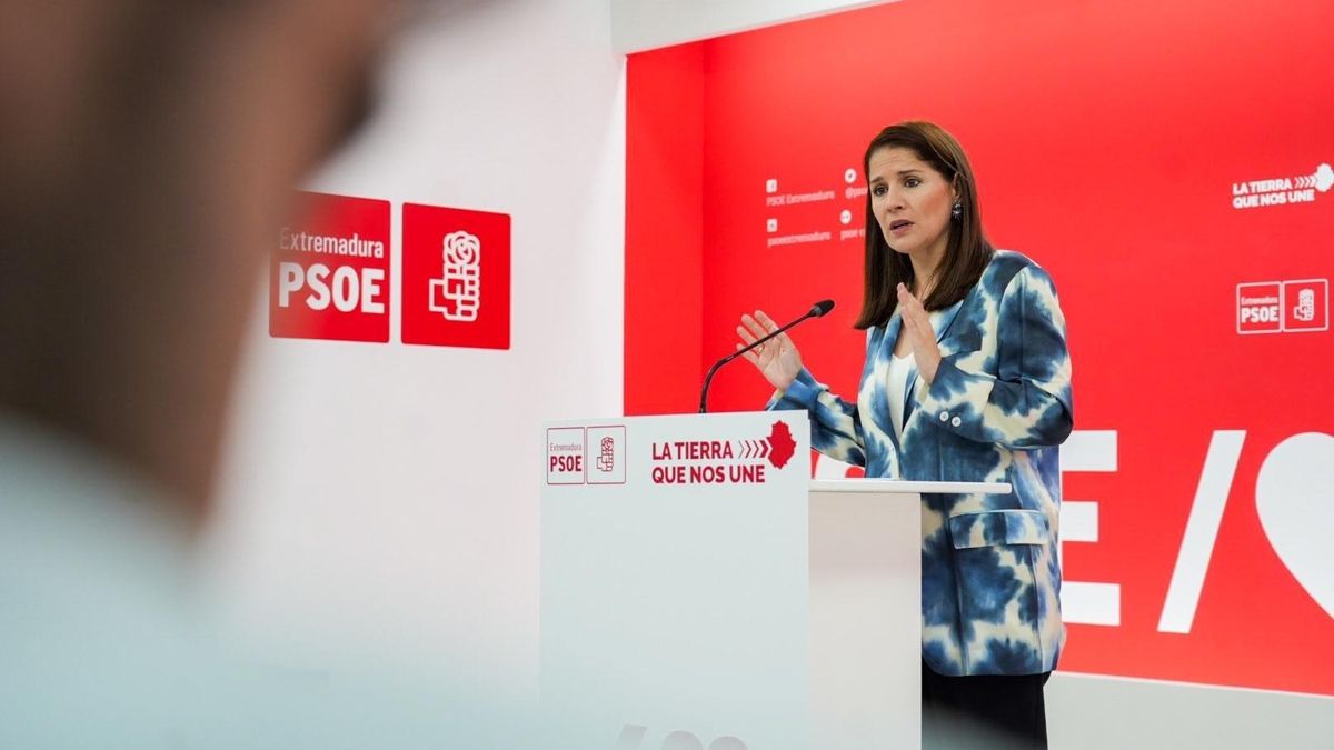 La portavoz del PSOE de Extremadura, Isabel Gil Rosiña, en rueda de prensa