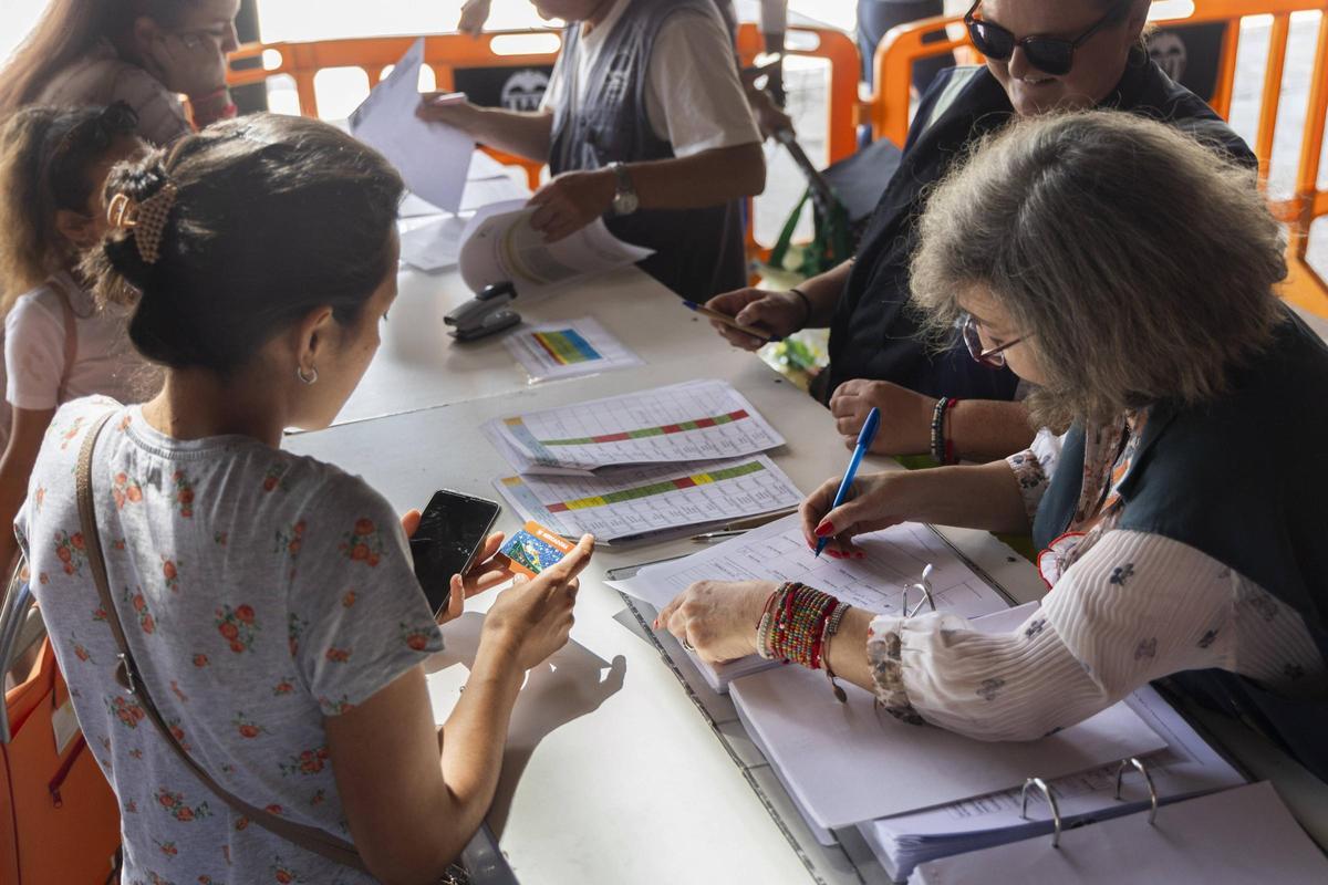 Reparto de tarjetas mondero, ayer en Mestalla