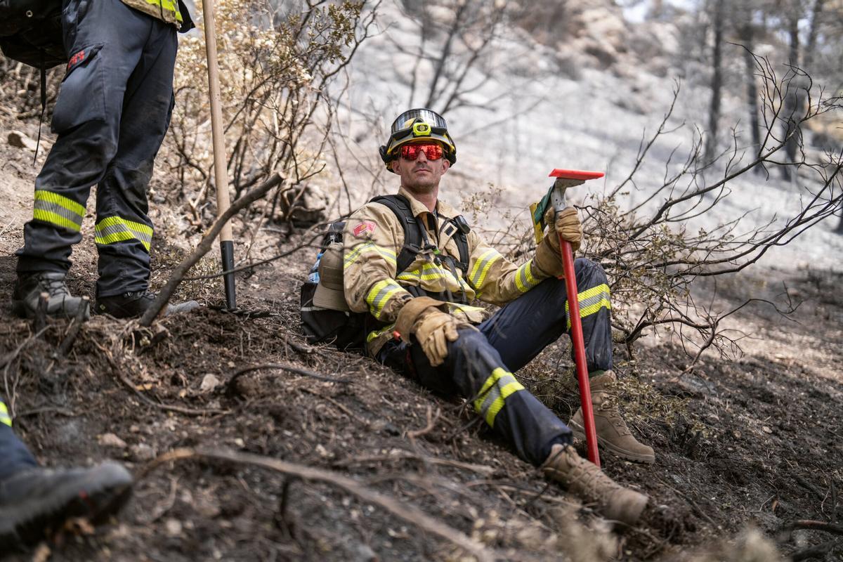 Pontils (Tarragona). Bomberos de los Países Bajos participan en las labores de extinción y remate de un incendio forestal declarado días atrás en el municipio de Pontils, en una estancia formativa para conocer los protocolos y técnicas de actuación de los Bombers de la Generalitat. Los efectivos afrontan temperaturas mucho más elevadas de las habituales en su país, en un contexto de incendios forestales de alta intensidad. 17 de julio de 2026. Sociedad. AUTOR: ZOWY VOETEN
