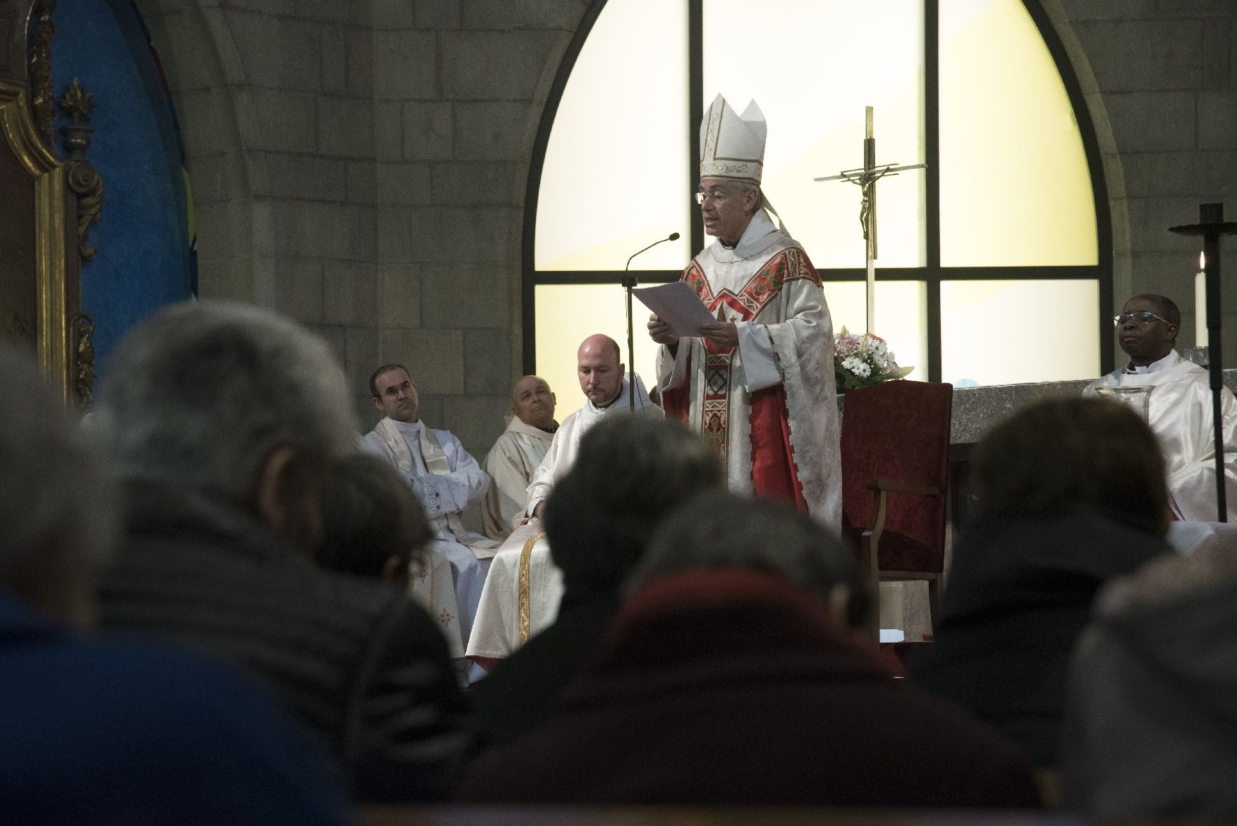 El bisbe defensa els oficis tradicionals a la missa de la Llum que ha omplert el Carme