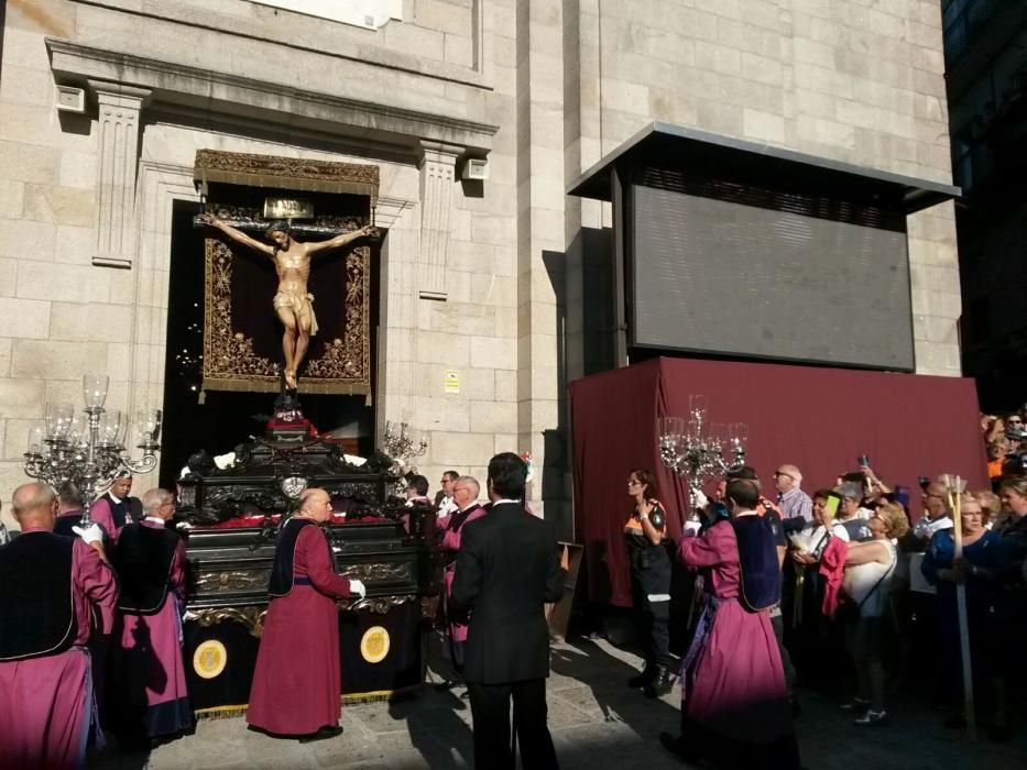 La imagen del Cristo de la Victoria abandona la Colegiata y se inicia la procesión.