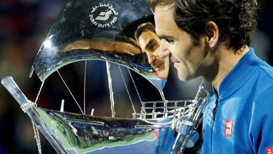 Federer observa el trofeo logrado en Dubai. // Ali Haider