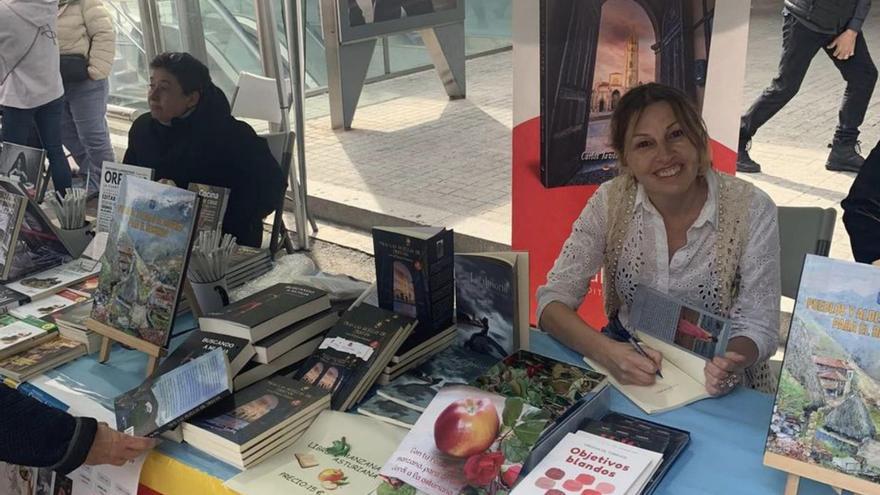 Virginia Gil Torrijos, firmando libros en Sant Jordi, en el puesto del Centro Asturiano de Barcelona.