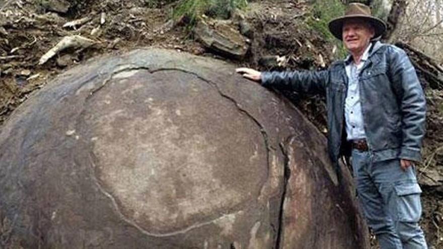 La misteriosa piedra hallada en un bosque de Bosnia.