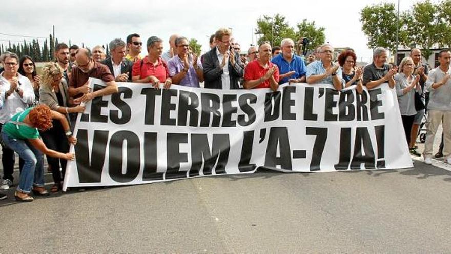 Una desena d&#039;alcaldes del Baix Ebre encapçalant la manifestació per reclamar solucions per la N-340