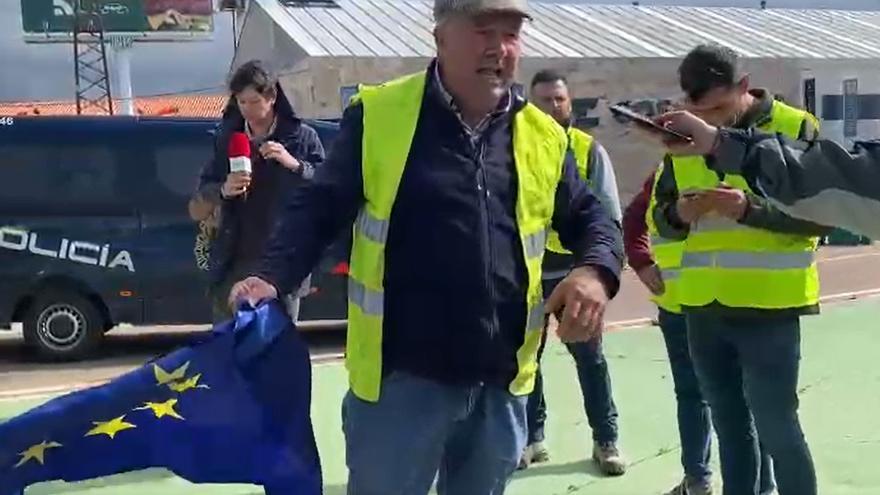 Vídeo | Agricultores en la N-630, en Mérida: &quot;Estamos gobernados por personas que no conocen la realidad&quot;