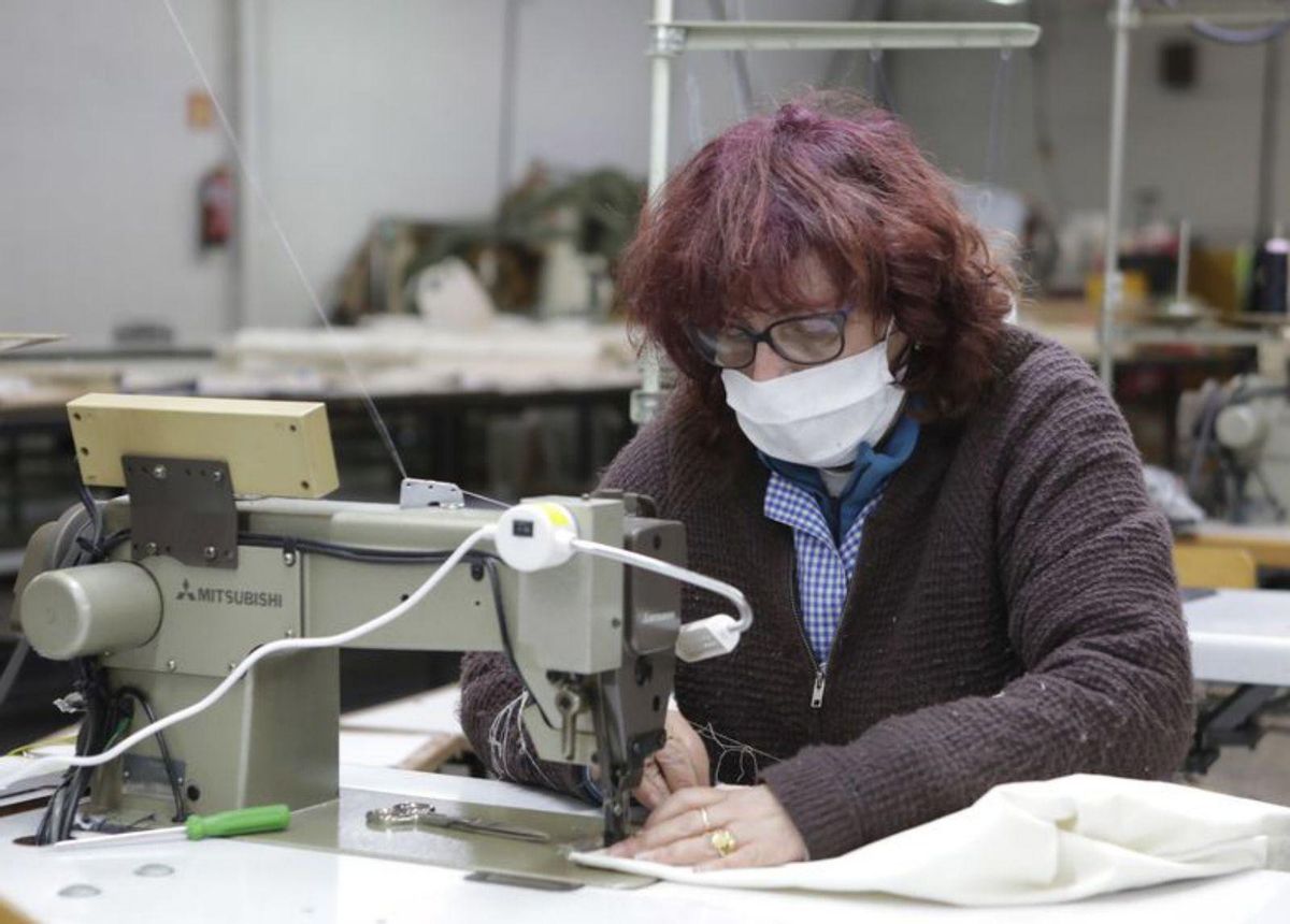 Distintas fases del desarrollo de las prendas en Mazcatu. A la izquierda, trabajadoras con el empaquetado y la confección de la ropa. A la derecha, género y la fase de diseño de las prendas deportivas que se fabrican en Langreo. | F. Rodríguez