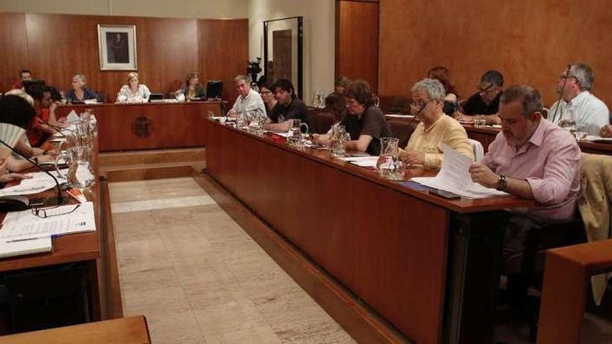 Los concejales, ayer, durante la sesión plenaria del Ayuntamiento de Avilés.