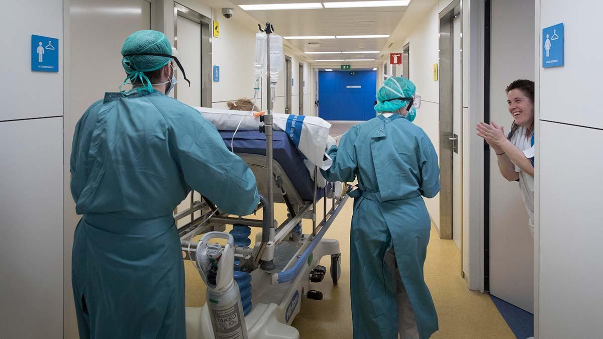 El personal sanitario aplaude a un paciente enfermo por Covid-19 al cual le acaban de dar el alta en la UCI el Hospital Vall d’Hebron después de haber pasado un mes en cuidados intensivos