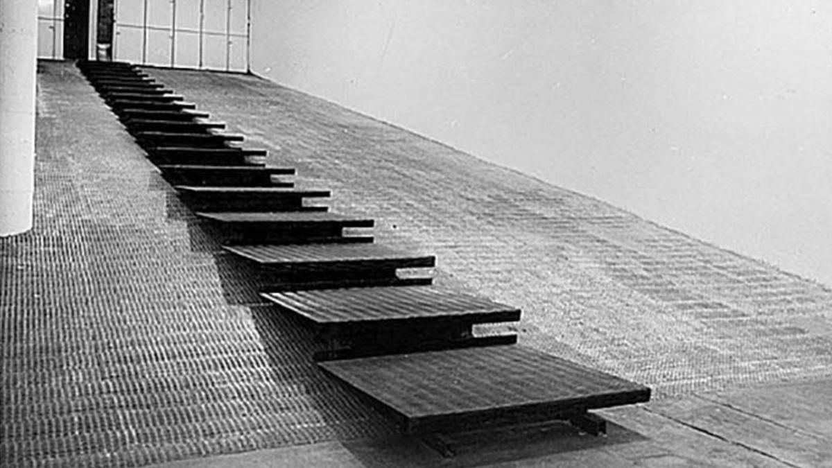 Plataforma diseñada por José Luis Alexanco en 1981 para la entrada de la Galería Ferrnando Vijande.