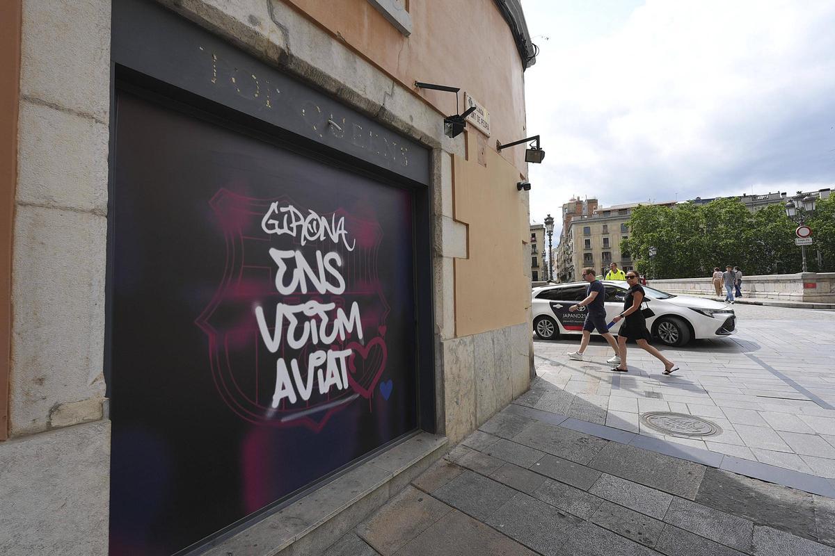 El lema de "Girona, ens veiem aviat", al local.