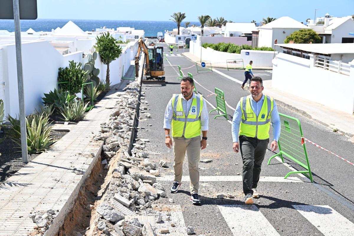 El alcalde de Arrecife, Yonathan de León, (i) y el consejero de Obras Públicas del Cabildo de Lanzarote, Jacobo Medina, visitan las obras del nuevo alumbrado en La Concha