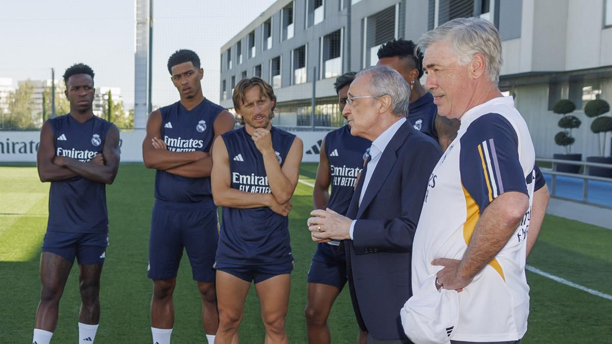 Florentino Pérez, departiendo con Ancelotti y los jugadores